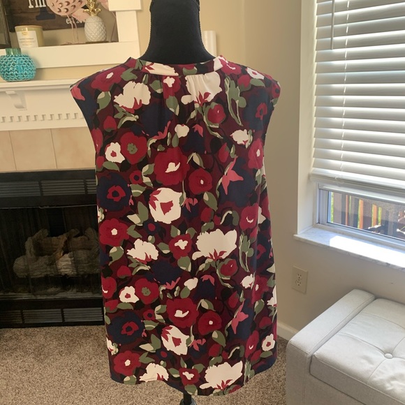 Floral sleeveless shirt. - Picture 2 of 6